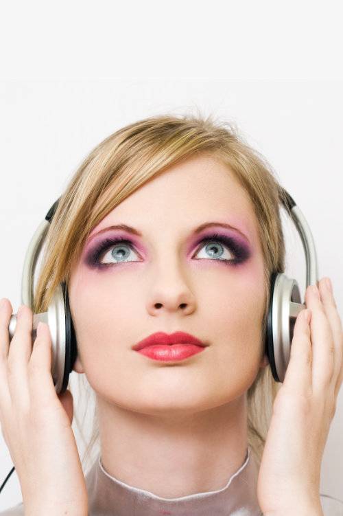 mulher utilizando sombra rosa e fones de ouvido